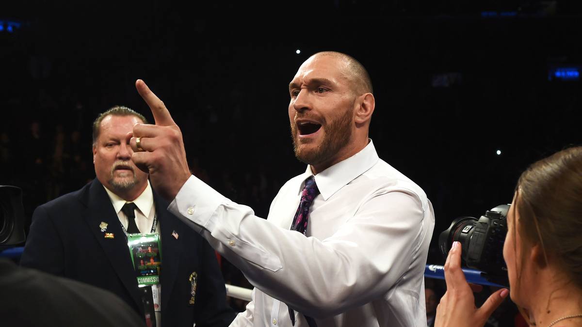 Januar 2016: Furys nächster Auftritt. Nachdem Deontay Wilder den Polen Artur Szpilka ausknockte und damit Schwergewichts-Weltmeister der WBC bleibt, crasht Fury dessen Siegerparty.