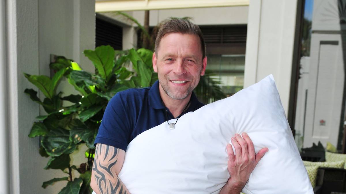 Die Dschungelstars dürfen ins Camp nur zwei "Luxusgegenstände" mitnehmen. Häßler entscheidet sich für ein Kissen und eine Kette als Talisman. "Mit dem Kissen mache ich es mir im Camp gemütlich. Die Kette ist ein Geschenk meiner drei Kinder und soll mir Glück bringen", sagt der 50-Jährige