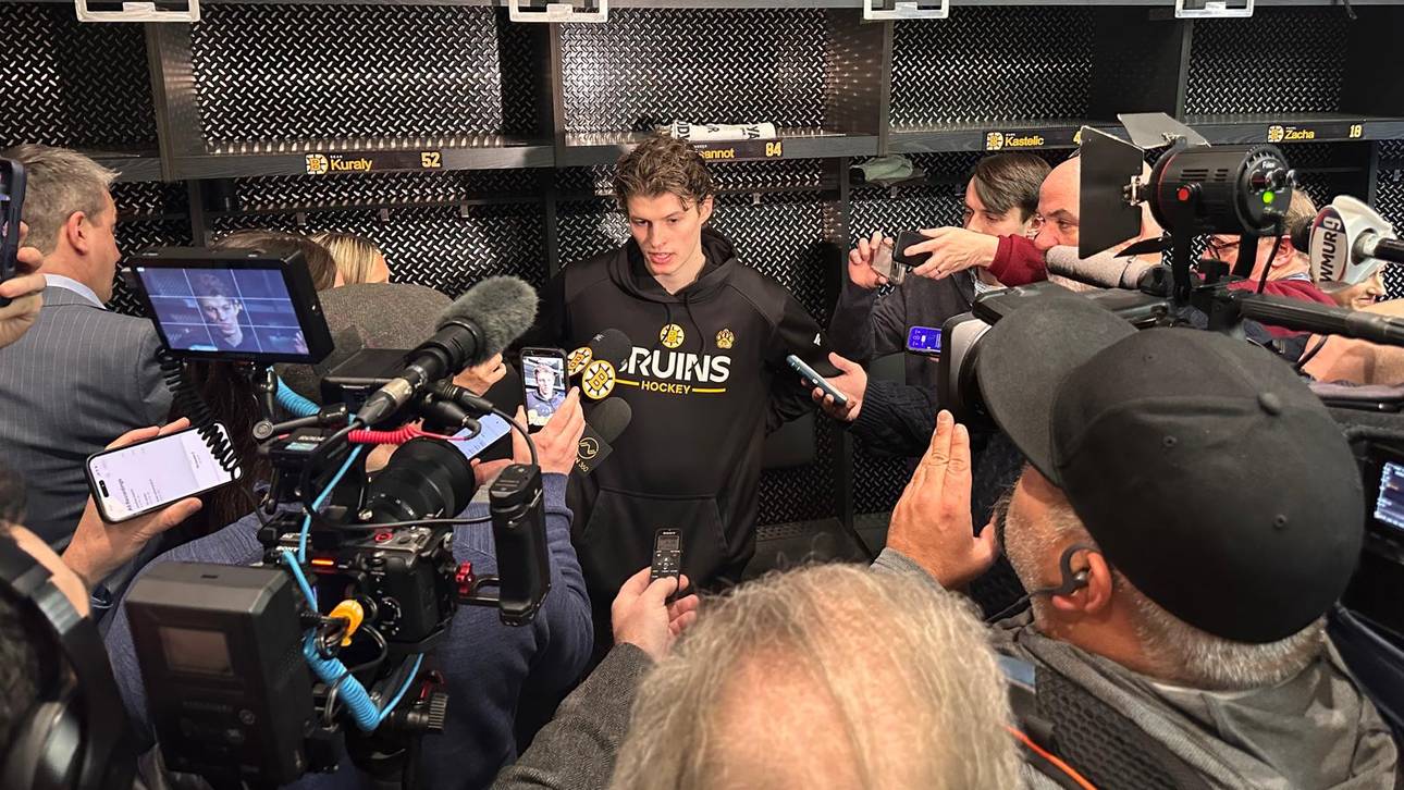 Gefragter Mann: Lukas Reichel stellte sich nach der Partie den Fragen der Journalisten