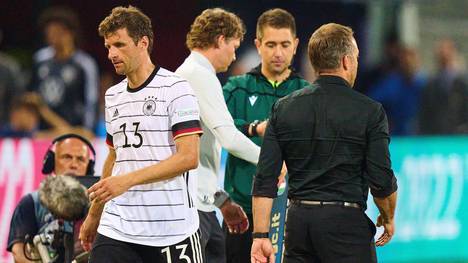 Thomas Müller (l.) ist in Absprache mit Bundestrainer Hansi Flick (r.) erstmal außen vor bei der Nationalmannschaft