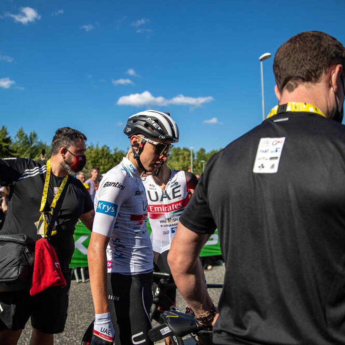 Bei der zweiten Etappe der Tour de France hält sich Favorit Tadej Pogacar schadlos. Dennoch sorgt er bei seiner Zieleinfahrt für ein Kuriosum.