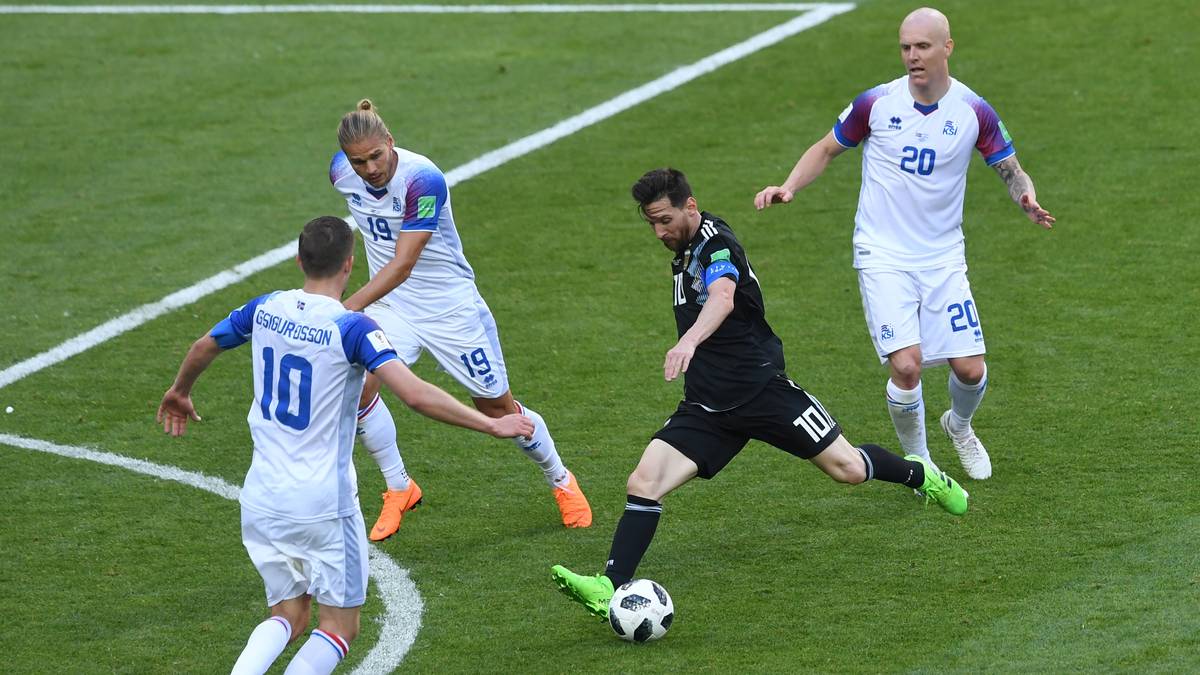 Messis verschossener Elfmeter stand sinnbildlich für die Formkrise der Albiceleste, die sich schon durch die Qualifikation zog. Abwehrchef Javier Mascherano oder Sturmtank Gonzalo Higuain haben ihren Zenit überschritten. In dieser Verfassung ist Argentinien im Titelkampf chancenlos, muss nun gegen Kroatien und Nigeria sogar um den Achtelfinaleinzug zittern