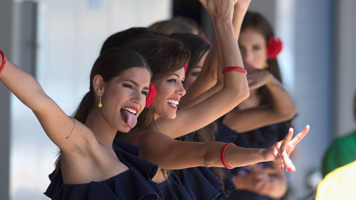 Jerez (MotoGP): Ekstase in Jerez. Während die Piloten der MotoGP über den Asphalt heizen, sorgen die Grid Girls für gute Stimmung bei den Zuschauern