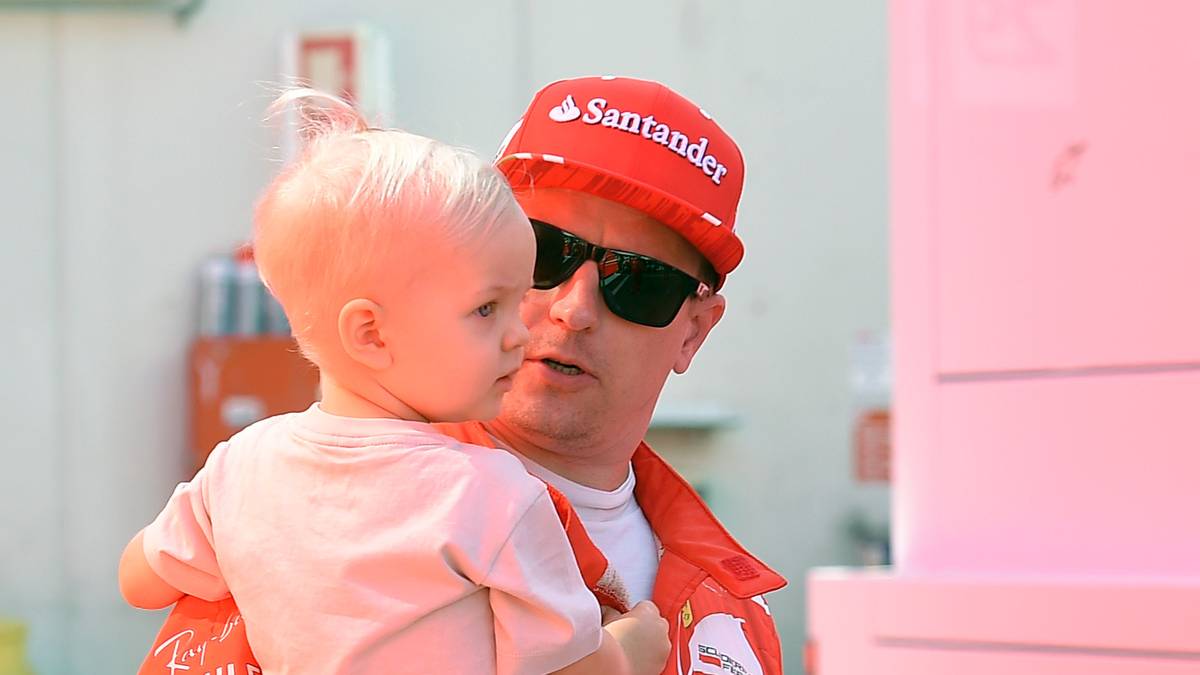 Vielleicht lag das an der niedlichen Unterstützung von der Seitenlinie. Raikkönens Söhnchen Robin war mit am Circuit de Catalunya und belohnte seinen Papa mit intensiven Kuscheleinheiten