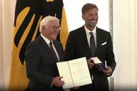 Der ehemalige Mainz-, Dortmund- und Liverpool-Trainer, Jürgen Klopp, wurde von Bundespräsident Frank-Walter Steinmeier mit dem Bundesverdienstkreuz ausgezeichnet. Der Deutsche gewann in seiner bisherigen Trainerkarriere 13 Titel.