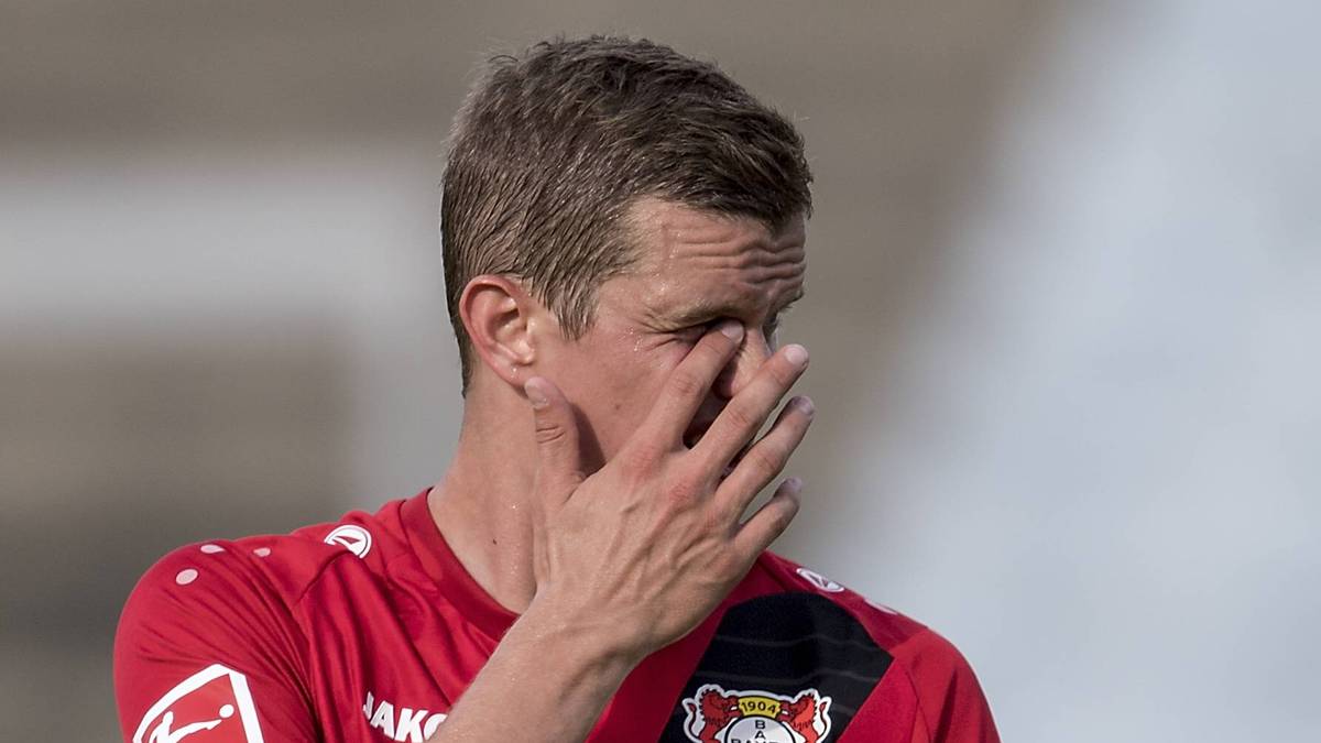Willkommen in Leverkusen! Kaum ist der arme Sven Bender vom BVB zu Bayer gewechselt, hat er sich schon wieder im Gesicht verletzt: Im Testspiel gegen Sandhausen brach er sich am Sonntag die Nase. Mittlerweile aber ist er offenbar so gut daran gewöhnt, dass er einfach weiterspielte. Zur Freude von Trainer Heiko Herrlich: "Er hat sich nach zehn Minuten die Nase gebrochen und trotzdem bis zum Ende versucht, zu fighten"