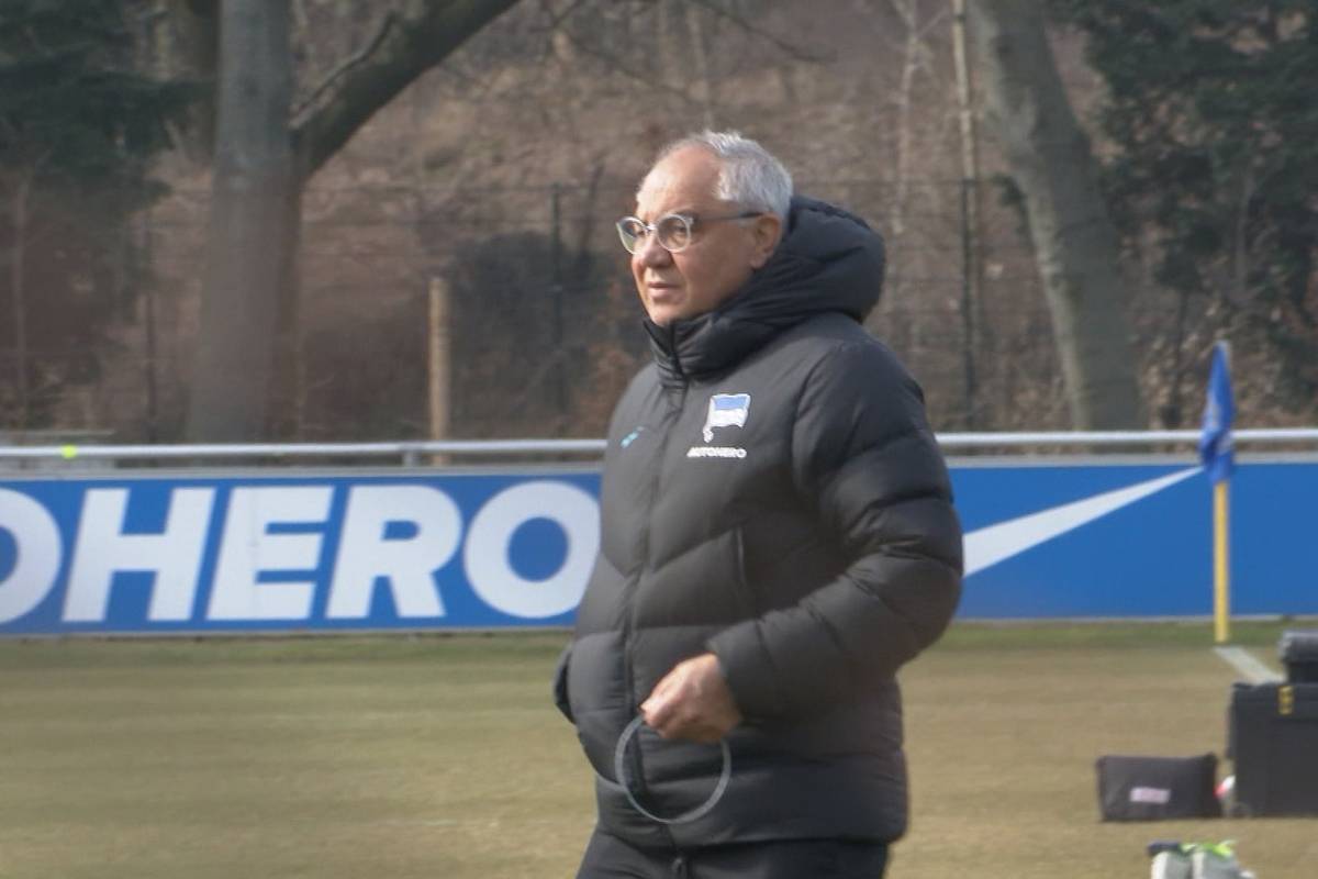 Felix Magath soll die Hertha vor dem Abstieg retten. Doch vor seinem ersten Spiel als neuer Cheftrainer, infizierte er sich mit dem Corona-Virus und dirigierte den Klub vom Hotelzimmer aus zum Sieg. 