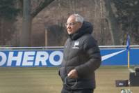 Felix Magath soll die Hertha vor dem Abstieg retten. Doch vor seinem ersten Spiel als neuer Cheftrainer, infizierte er sich mit dem Corona-Virus und dirigierte den Klub vom Hotelzimmer aus zum Sieg. 