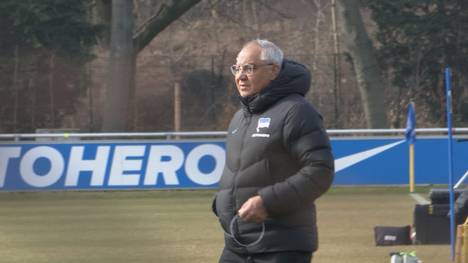 Felix Magath soll die Hertha vor dem Abstieg retten. Doch vor seinem ersten Spiel als neuer Cheftrainer, infizierte er sich mit dem Corona-Virus und dirigierte den Klub vom Hotelzimmer aus zum Sieg. 