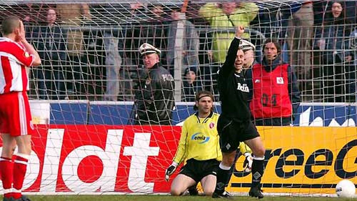 Einer der legendärsten Patzer der Bundesliga-Geschichte unterläuft 2002 dem Cottbuser Tomislav Piplica. Im Heimspiel gegen Mönchengladbach springt der Ball von der Latte an Piplicas Hinterkopf und von dort ins Tor