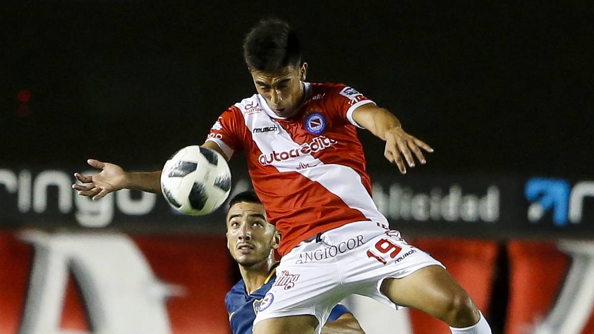 NICOLAS GONZALEZ: Der Stürmer vom Maradona-Club Argentinos Juniors soll die Lücke schließen, die der Abgang von Daniel Ginczek hinterlassen hat. Als Ablöse steht eine Summe von sieben bis acht Millionen Euro im Raum. Der variable Angreifer wird in der kommenden Woche in Stuttgart erwartet