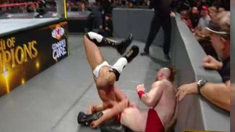 Cesaro landete bei WWE Clash of Champions 2016 bei einer Flugaktion auf dem Kopf