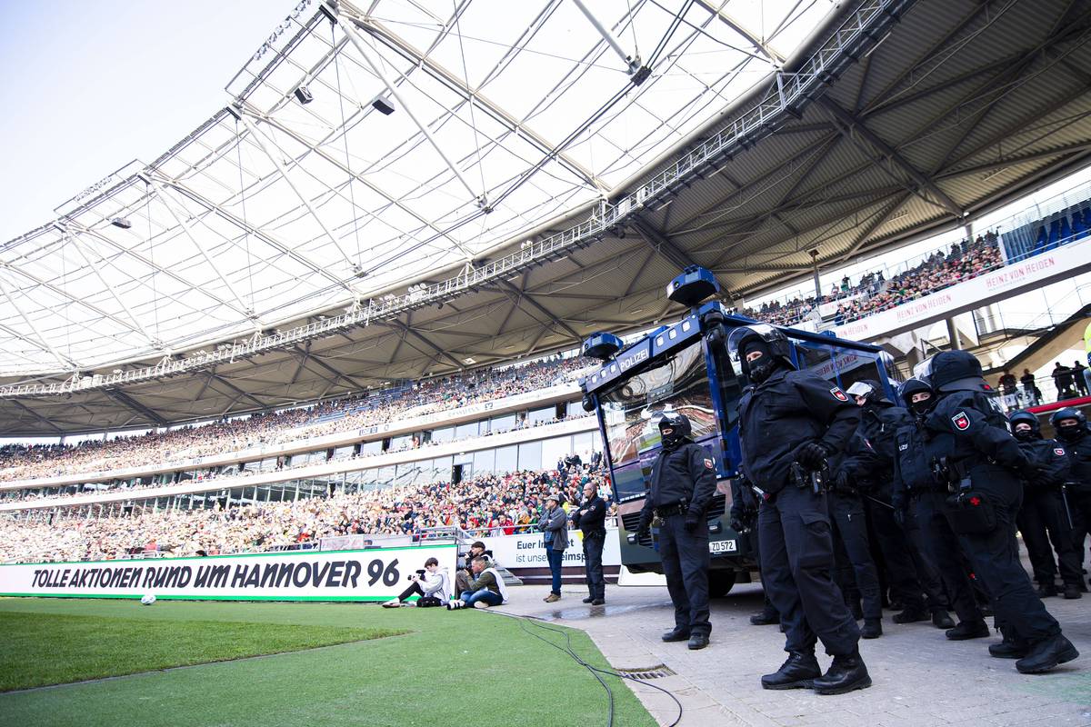 SPORT1 präsentiert die Top 10 Szenen des 25. Spieltags der 2. Bundesliga: Das Niedersachsenderby steht kurz vor dem Abbruch, Ragnar Ache schließt einen traumhaften Kaiserslauterner Angriff gekonnt ab und Hamburgs Miro Muheim sorgt mit einem Distanzkracher für Aufsehen.