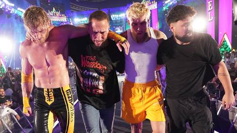 Logan Paul (l.) verletzte sich im Hauptkampf von WWE Crown Jewel