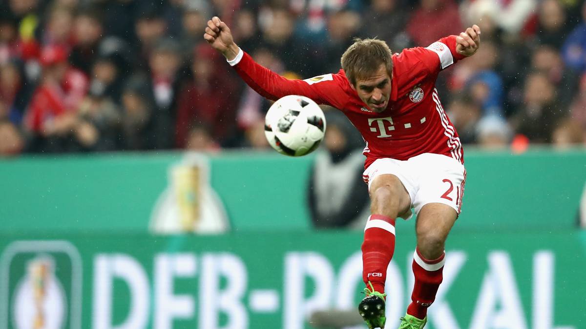 RECHTSVERTEIDIGER: Kapitän Philipp Lahm hört zum Saisonende auf und hinterlässt gigantische Fußstapfen beim Rekordmeister, nicht nur in sportlicher Hinsicht