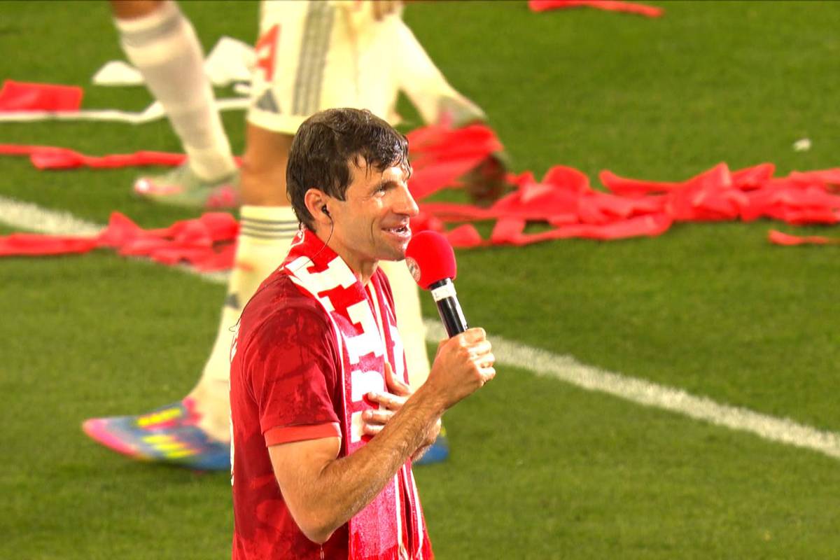 Thomas Müller muss bei seinem Abschied in der Allianz Arena noch unbedingt einen makaberen Spaß loswerden. Humor ist eben sehr individuell.