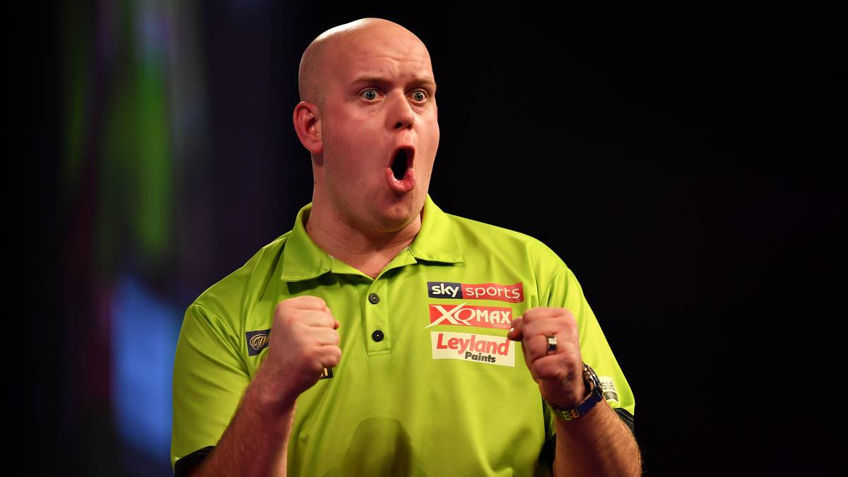 Die Darts-WM 2019 steht vor der Tür. Kaum ein Spitzname der Dartspieler passt so gut wie bei MICHAEL VAN GERWEN. Unter dem Pseudonym "Mighty Mike" dominiert der Niederländer die Tour. Sein mächtiges Erscheinungsbild und das giftgrüne Shirt lassen einige Gegner erzittern
