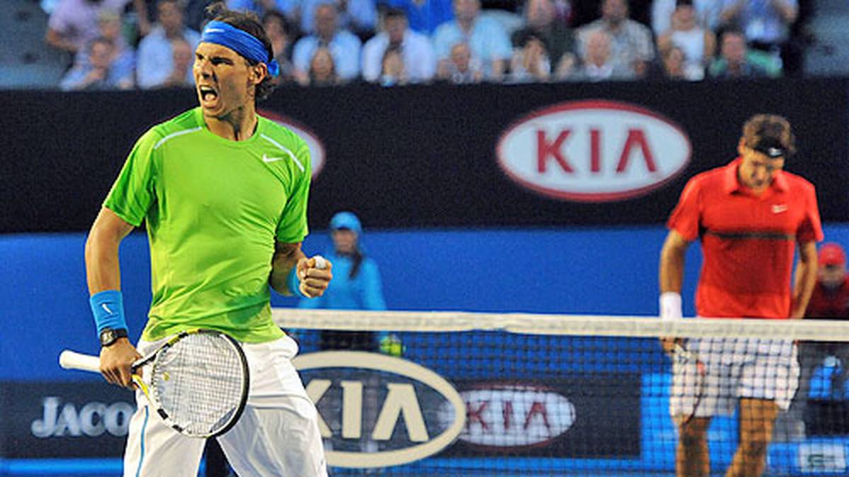 Es ist eines der größten Duelle im Tennis-Sport aller Zeiten, eines wie McEnroe gegen Connors, Becker gegen Edberg oder Sampras gegen Agassi. Am Freitag treffen Roger Federer und Rafael Nadal im Halbfinale der Australian Open zum 33. Mal aufeinander. SPORT1 blickt auf legendäre Duelle der beiden so gegensätzlichen Spieler zurück