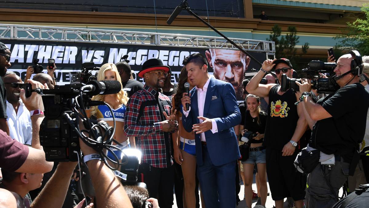 Auch seinen Anhängern gibt der US-Amerikaner ein großes Versprechen: "Ich werde den Fans ein Spektakel bereiten", versichert der 40-Jährige