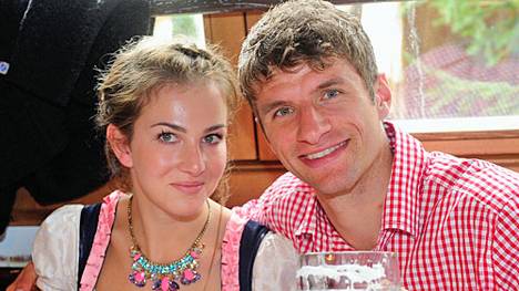 Thomas Müller war der erste Freund seiner heutigen Ehefrau Lisa, mit der bereits im zarten Alter von 20 Jahren die Hochzeitsglocken läuten. Die 24-Jährige betreibt einen Reiterhof und besitzt sieben Pferde