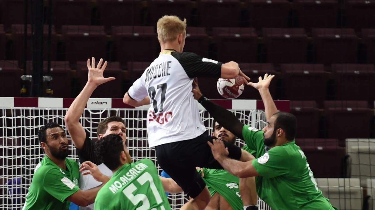 Man des Spiels ist aber ein anderer: Matthias Musche wird erst am Tag des Spiels für Fabian Böhm in den 16er-Kader befördert und trumpft gleich mal ganz groß auf. Auch vier Gegner können den Youngster nicht stoppen, am Ende hat er beim WM-Debüt 11 Tore auf dem Konto