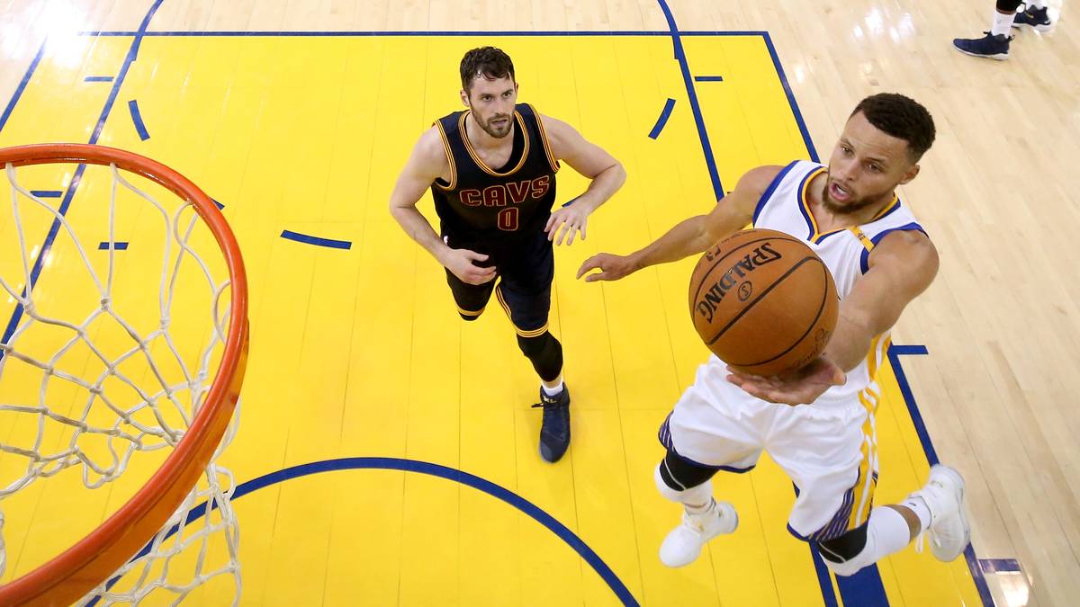 Auch in der Regular Season trifft er mit Abstand die meisten Dreier (324). Im November bricht er mit 13 getroffenen Dreipunktewürfen den NBA-Dreierrekord, den er zuvor zusammen mit Kobe Bryant und Donyell Marshall mit zwölf Treffern hielt