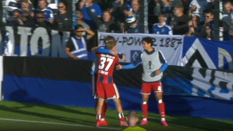 Der Hamburger SV zieht locker in die 2. Pokalrunde ein. Dabei trifft auch ein 16 Jahre altes Juwel und ist damit der jüngste Torschütze der HSV-Pokalgeschichte. Sein Vorgänger? Uwe Seeler im Jahr 1954.