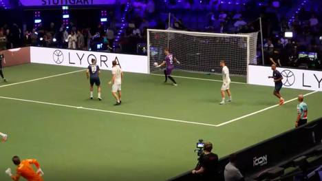 Bei der Icon League sind Torwarttore keine Seltenheit – doch was Sören Petzold auf den Rasen zaubert ist besonders. Ebenso wie der Jubel danach. 