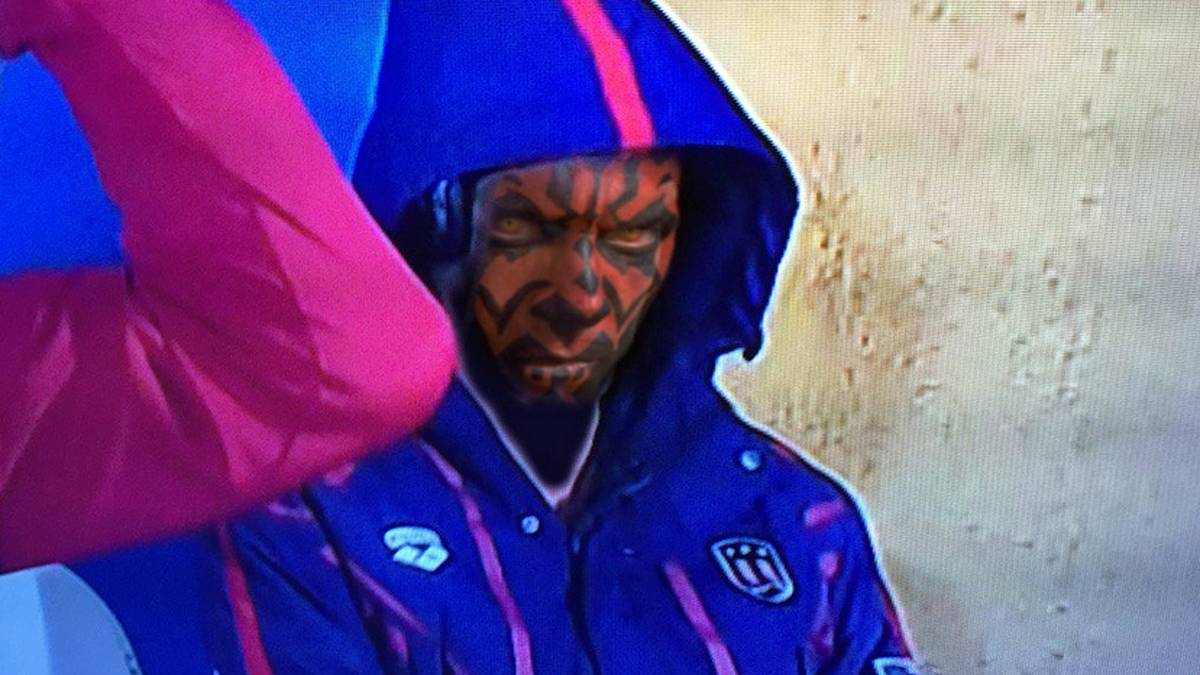 Der vielsagende Twitter-Account Darth TM verpasst Phelps eine furchteinflößende Maske