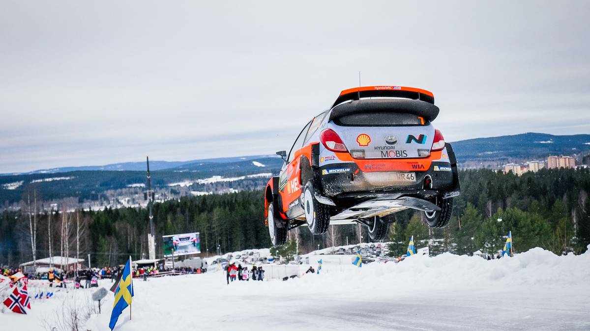 Die zweite Station im Rennkalender der WRC ist die Rallye Schweden (11. - 14. Februar). Der Belgier Thierry Neuville (Hyundai) stellt im Vorjahr im Schneegestöber mit einem 44-Meter-Sprung einen neuen Rekord auf, Ogier gewinnt den Wettbewerb
