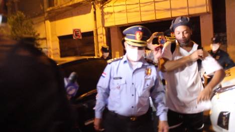 Für eine üppige Kaution ist Ex-Weltfußballer Ronaldinho aus der Haft entlassen worden. Trotzdem ist er bis zu seinem Prozessbeginn kein freier Mann.