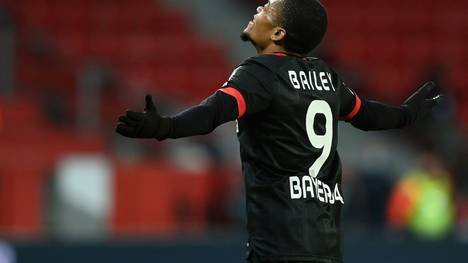 Leon Bailey schießt Leverkusen an die Spitze