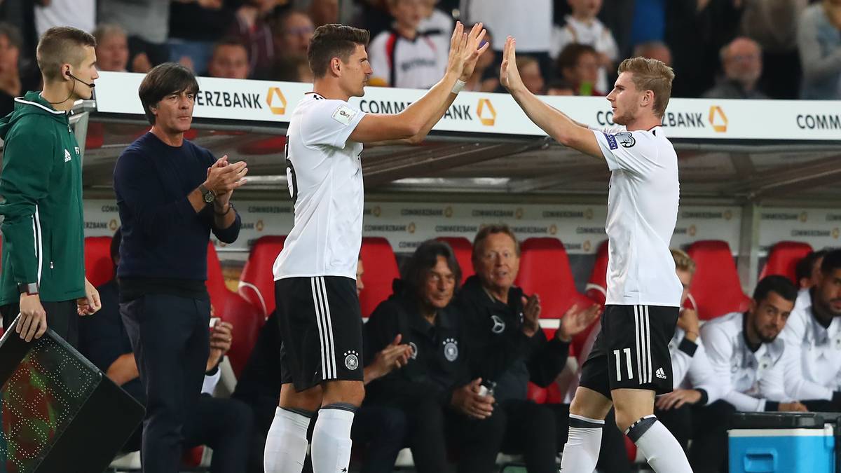 MARIO GOMEZ: Das frühere VfB-Idol wurde schon vor seiner Einwechslung mit Sprechchören gefeiert. In der 66. Minute kam er anstelle von Timo Werner in die Partie. Vertrat ihn würdig und markierte per Flugkopfball das 6:0 - sein 31. Treffer im 71. Einsatz für Deutschland. SPORT1-Note: 2