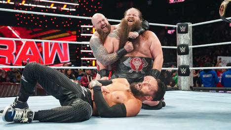 Die War Raiders Erik und Ivar (oben von links) gewannen bei WWE RAW die Tag Team Titel