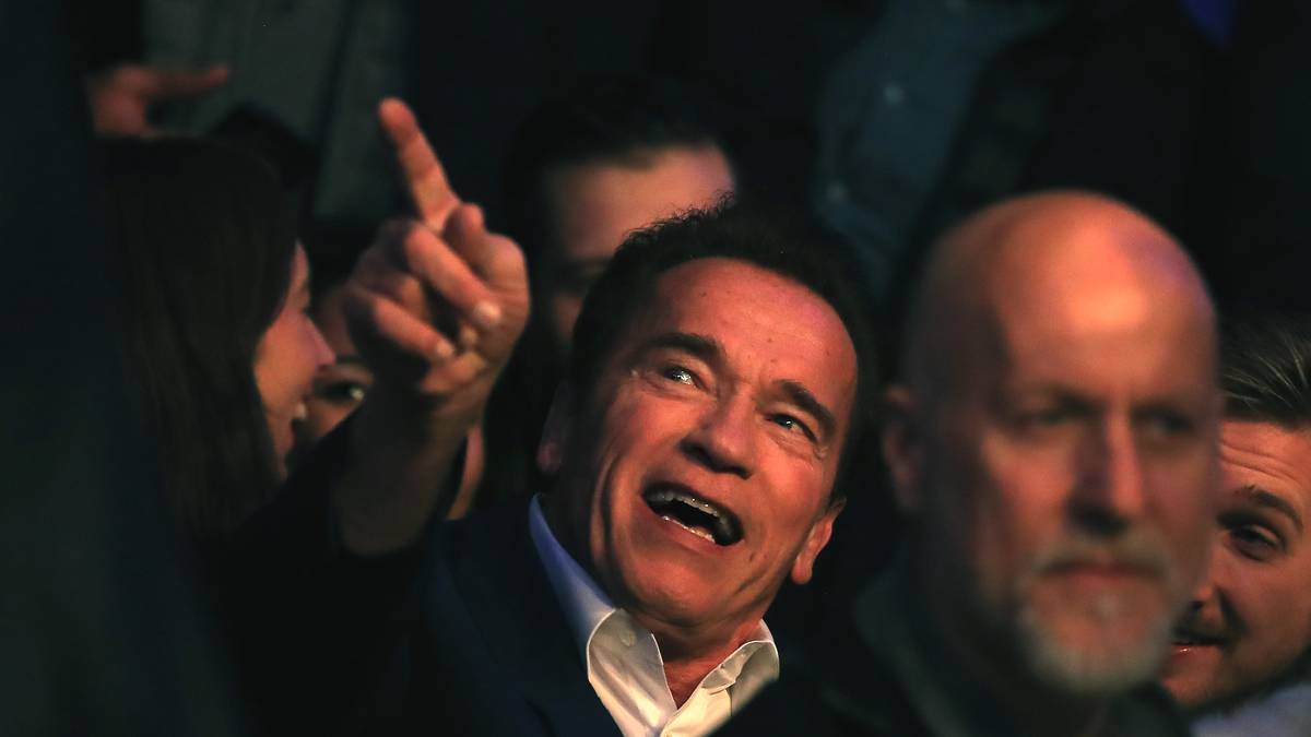 Das gefällt auch der Prominenz in den Zuschauerrängen: "Terminator" Arnold Schwarzenegger zeigt sich begeistert vom Fight