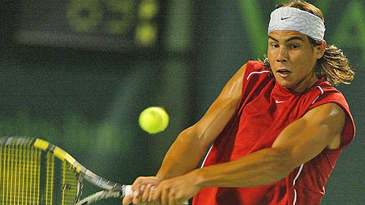 Der Stier von Manacor, wie Nadal gerufen wird, entscheidet den Vergleich für sich. Der aufstrebende Nadal setzt dem Platzhirsch Federer beim 6:3, 6:3 enorm zu. Für Federer entwickelt sich der Spanier zu einer Nemesis