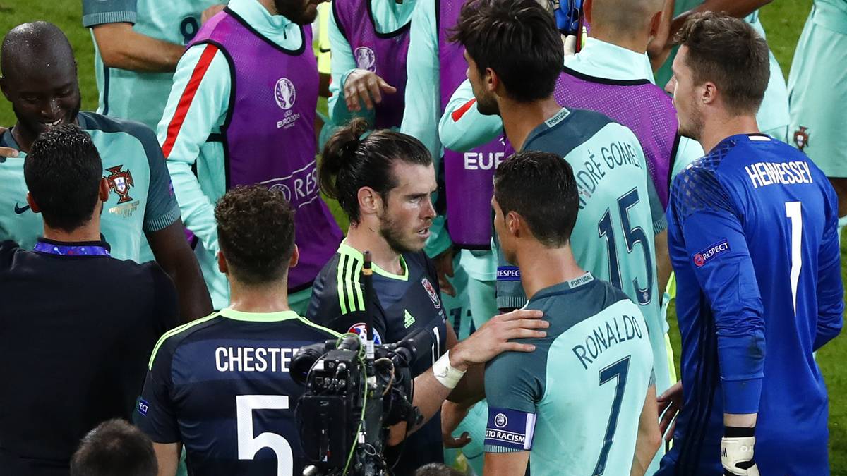 Zwei Weltstars unter sich: Gareth Bale und Cristiano Ronaldo nehmen sich nach dem Spiel minutenlang Zeit füreinander