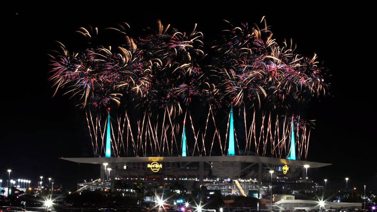 Mit viel Feuerwerk wird die Show umrahmt