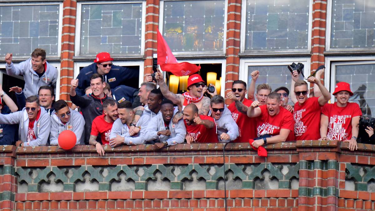 Vor der Bootsfahrt hatte Berlins Regierender Bürgermeister Michael Müller die Aufstiegshelden ins Rote Rathaus eingeladen. Klubspitze, Trainerstab und Profis trugen sich ins Goldene Buch der Stadt ein. 200 Fans hatten die Spieler zuvor auf dem Platz vor dem Rathaus erwartet
"In diesem Jahr feiern wir 30 Jahre Wiedervereinigung. Es ist großartig, dass wir im Jubiläumsjahr mit Union den Aufstieg erleben", sagte Müller, der am Montag beim Spiel gegen den VfB Stuttgart (0:0) im Stadion war