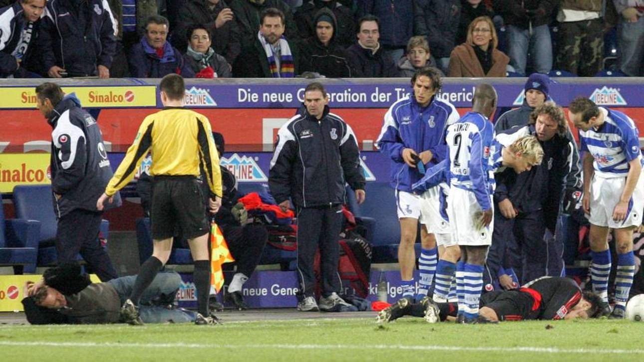 Norbert Meier (l.) und Albert Streit liegen nach dem (vermeintlichen) Kopfstoß-Skandal am Boden