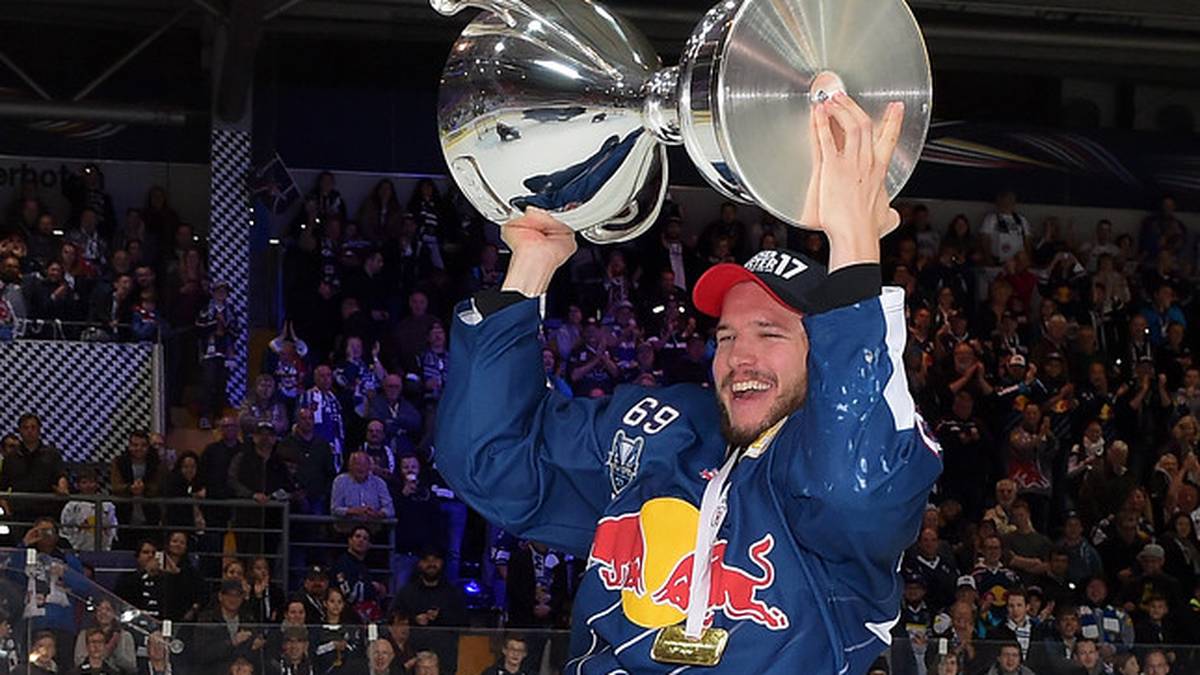 Florian Kettemer legt mit dem Pott sogar ein kleines Freudentänzchen auf's Eis