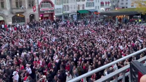 Der VfB Stuttgart tritt in der Europa League beim FC Basel an. Vor dem Spiel versammeln sich knapp 10.000 Fans in der Stadt und machen sich lautstark bemerkbar.