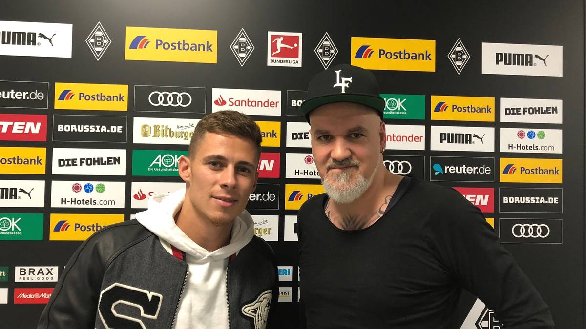 SPORT1-Reporter Reinhard Franke (r.) traf Eden Hazard in Mönchengladbach zum Interview