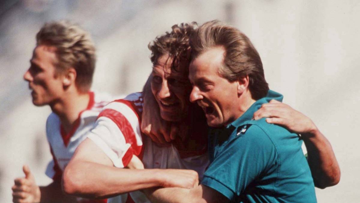 PLATZ 5 - 1992, VFB STUTTGART (11 Tore Vorsprung): Drei Teams waren vor dem 34. Spieltag punktgleich. Tabellenführer Frankfurt verlor 1:2 gegen Rostock. Dortmund siegte zwar 1:0 in Duisburg, aber dank Guido Buchwalds Tor in der 86. Minute sprang Stuttgart mit einem 2:1 gegen Leverkusen noch auf Platz 1