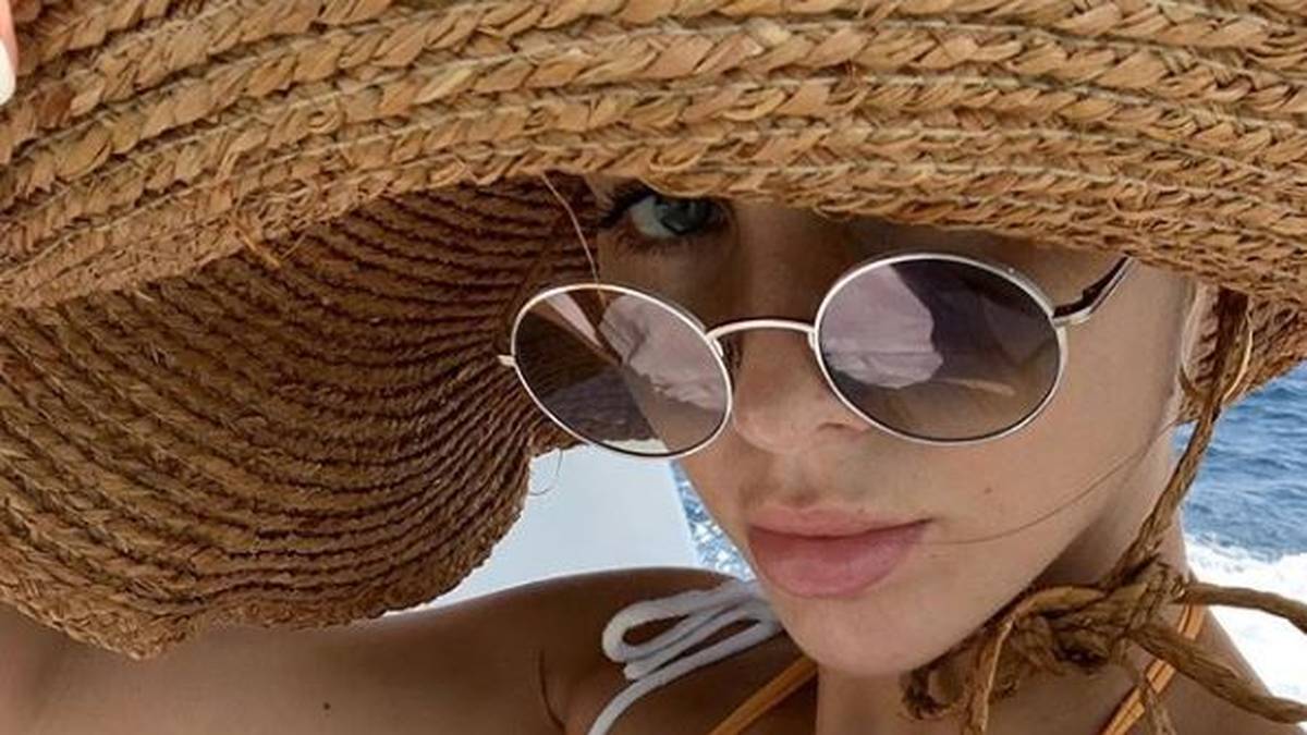 Ann-Kathrin Götze, die Ehefrau von BVB-Profi Mario, weilt derzeit auf Mallorca und trotzt der heißen Sonne stilecht mit großem Sombrero