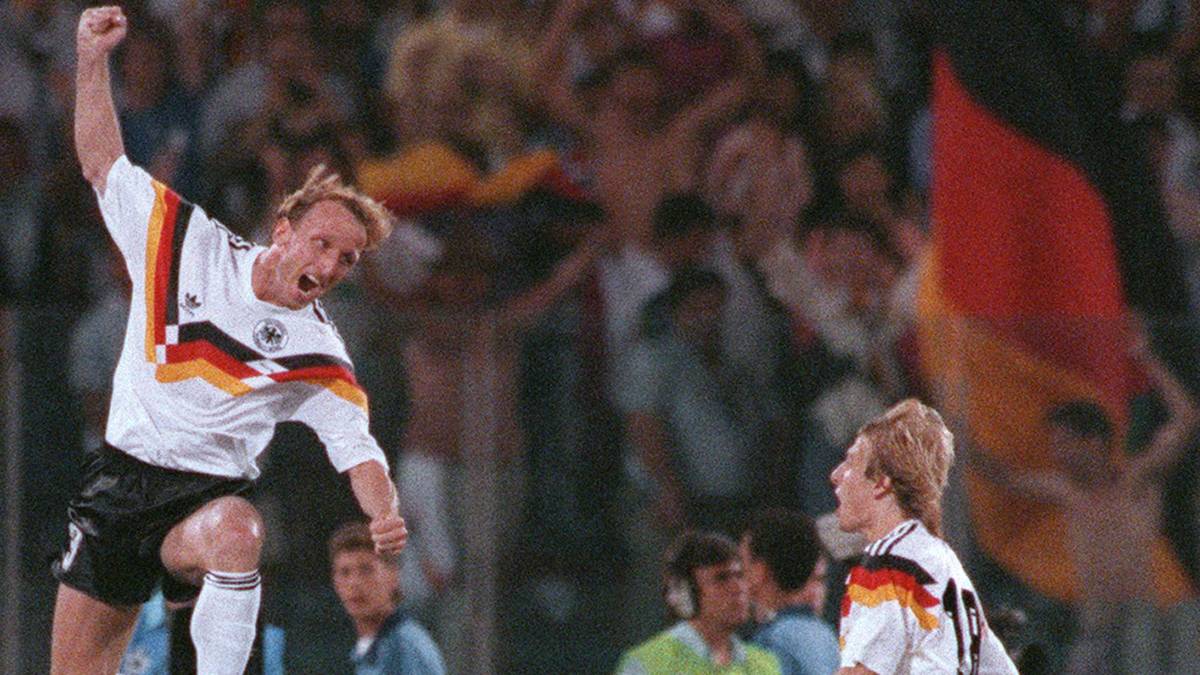Andreas Brehme machte sich 1990 mit seinem Elfmeter im WM-Finale gegen Argentinien unsterblich. Beim dritten WM-Titel kennzeichneten das Trikot Linien in Schwarz-Rot-Gold.