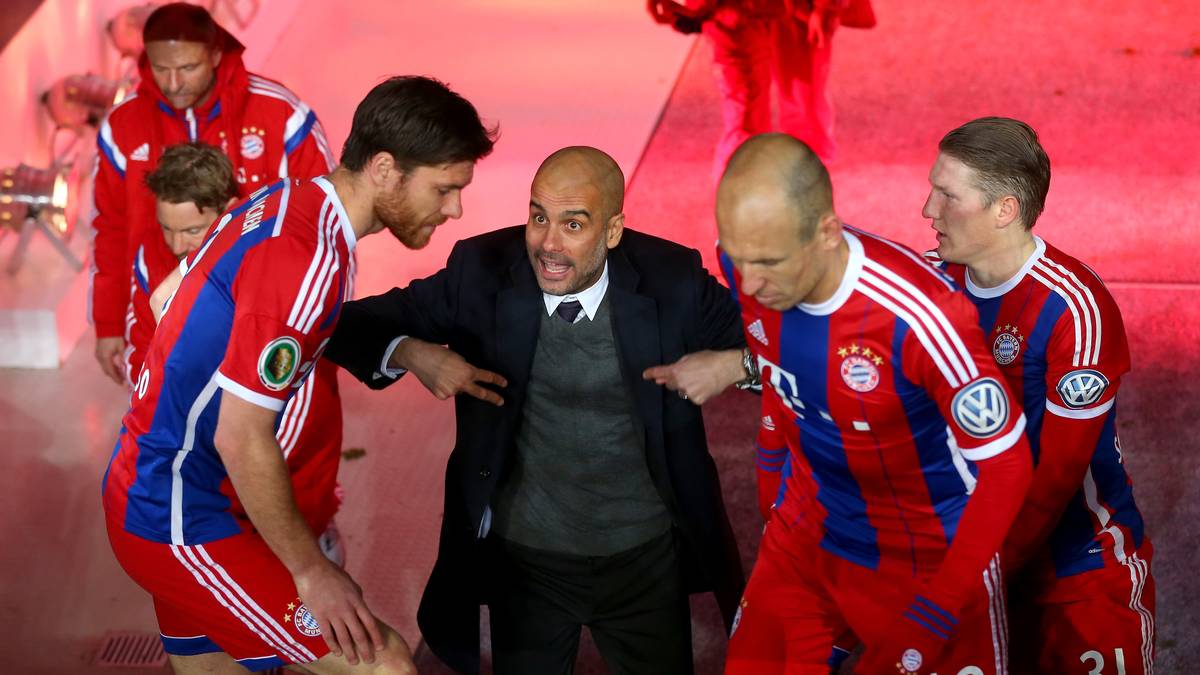 Die Pep-Show beginnt immer schon vor den Spielen. Im Kabinengang stachelt er seine Schützlinge Xabi Alonso (l.), Arjen Robben (2. v. r.) und Bastian Schweinsteiger (r.) an