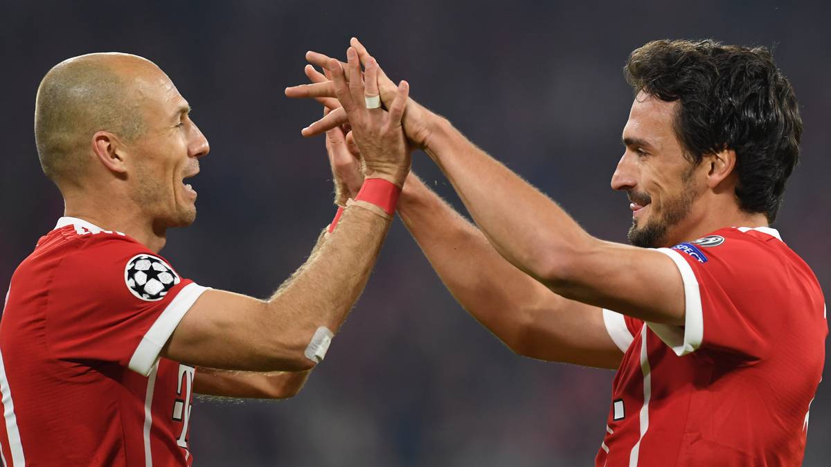 Trotzdem gehen die Meinungen bei Bayern auseinander, ob man den Erfolg kaufen kann. "Geld schießt keine Tore, sondern Qualität auf dem Platz", meinte Arjen Robben (l.). Dagegen sagte Mats Hummels (r.): "Geld schießt keine Tore, aber Geld kauft Spieler, die Tore schießen"
