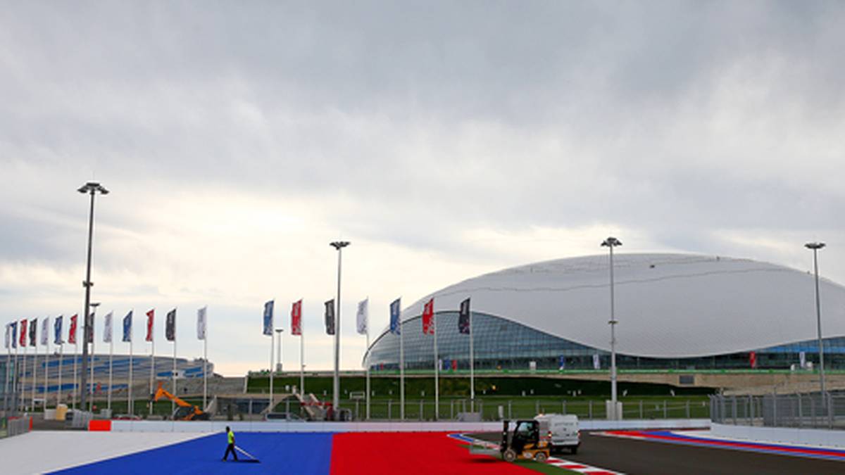 ...ist einer hochmodernen, farbenfrohen Kulisse gewichen. Drei Jahre nach dem Baubeginn im Jahr 2011 hat das Autodrom Sotschi einiges zu bieten
