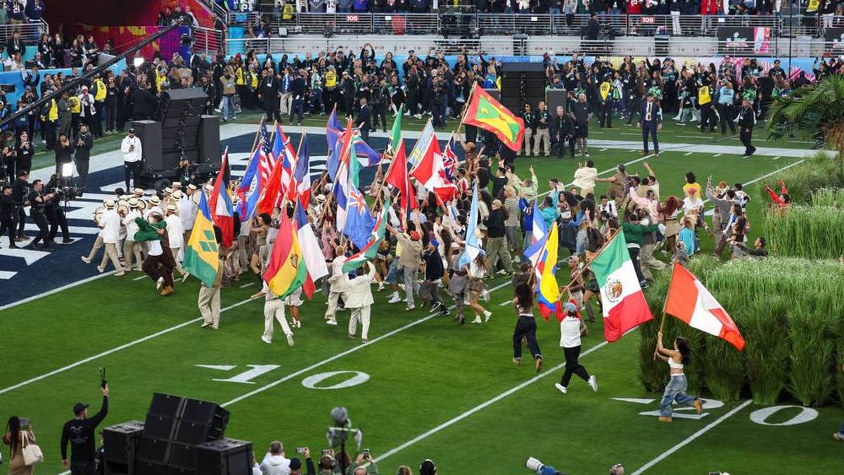 Die Show endete mit einer großen Flaggenparade. Alle Länder aus Amerika wurden repräsentiert.
